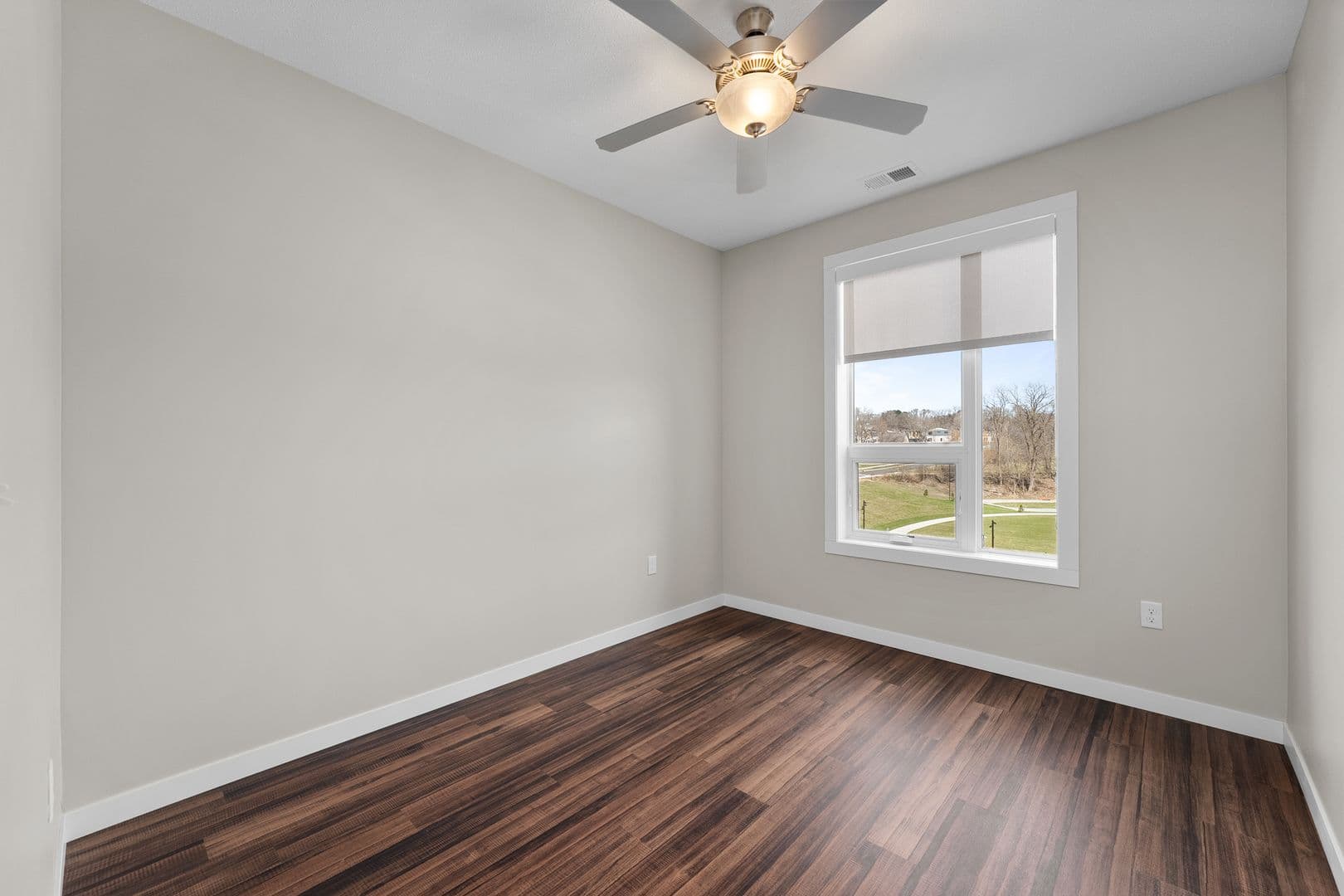 Eau Claire Apartment: 2016 Oxford Avenue