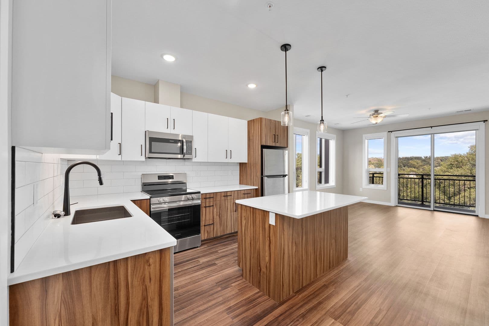 Eau Claire Apartment: 2016 Oxford Avenue