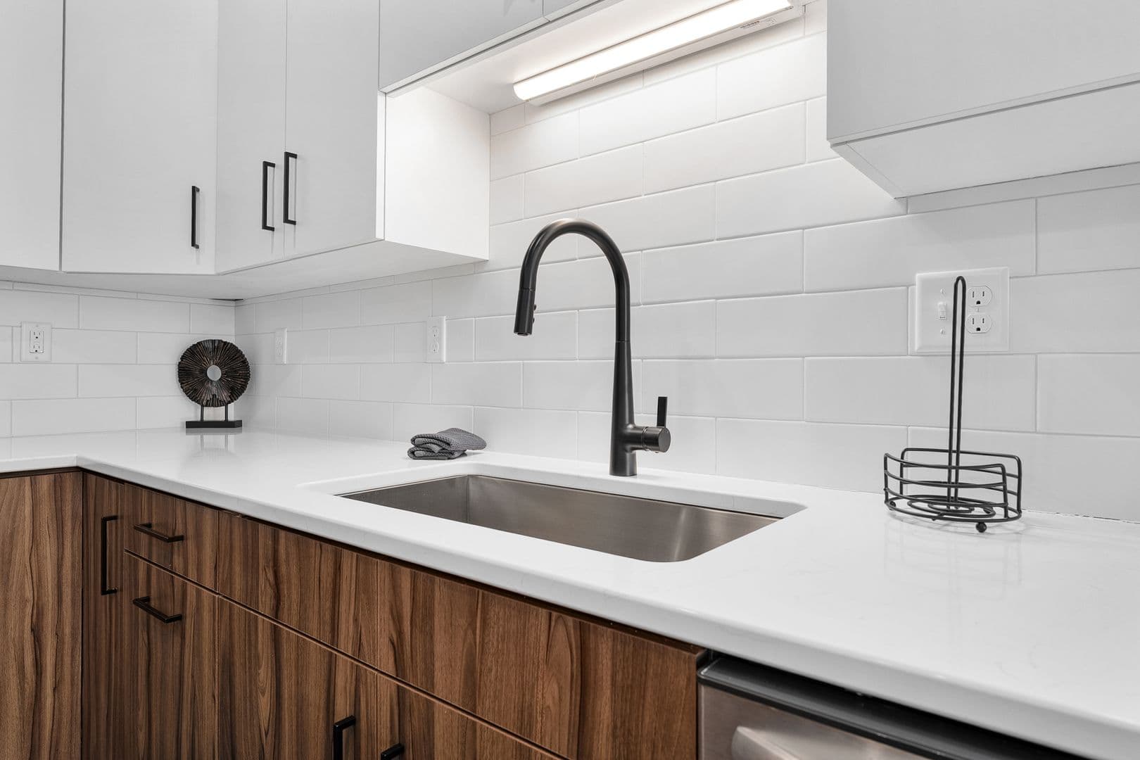 Eau Claire Apartment: 2016 Oxford Avenue