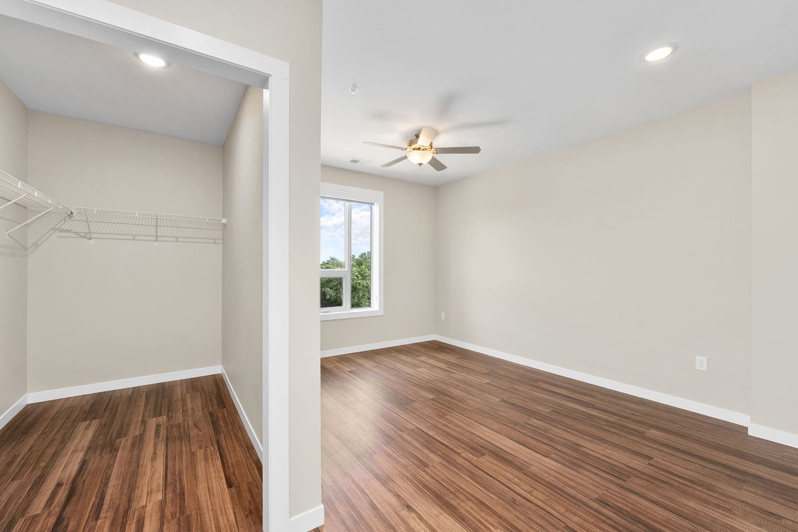 Eau Claire Apartment: 2016 Oxford Avenue
