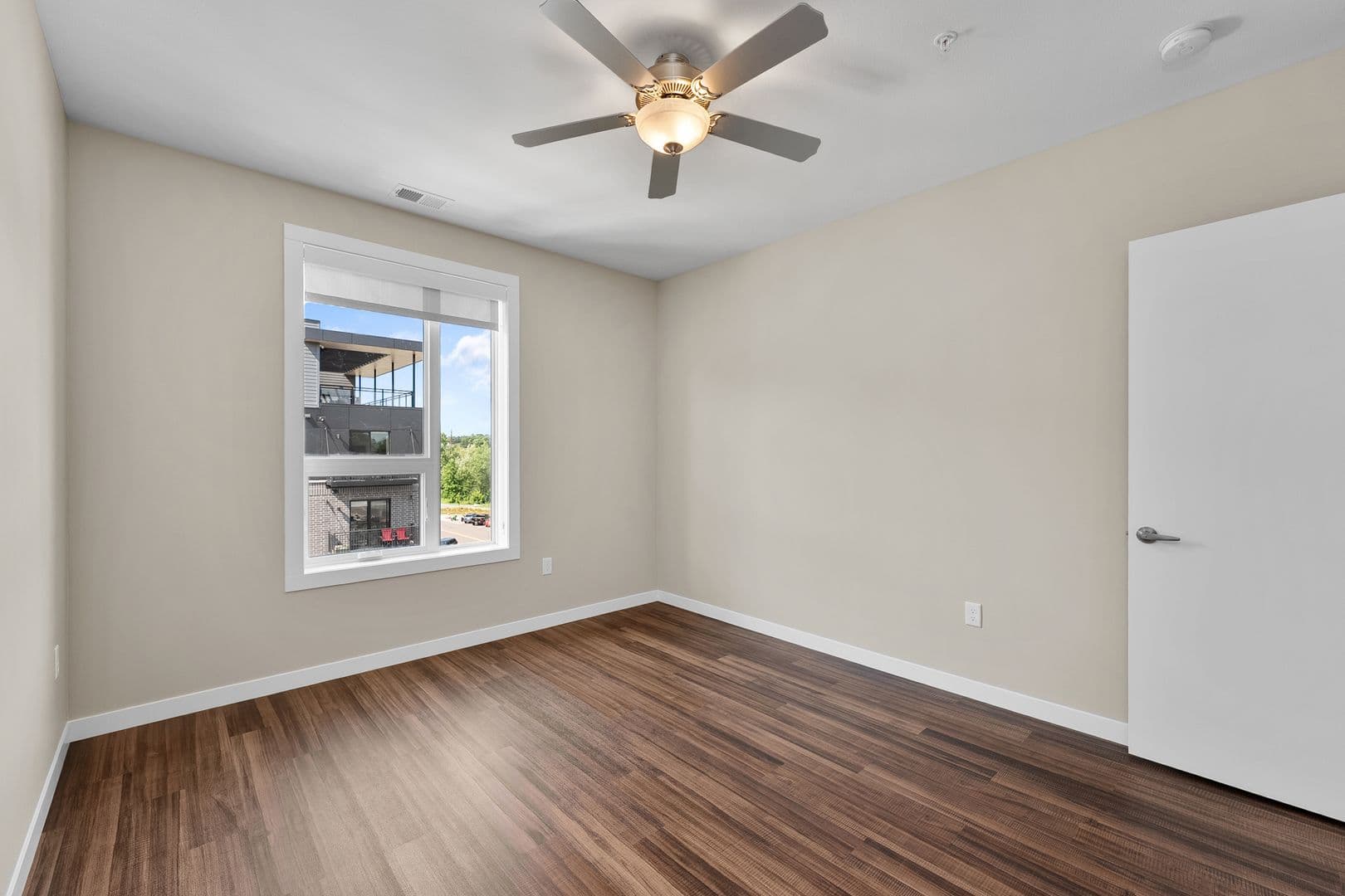 Eau Claire Apartment: 2016 Oxford Avenue