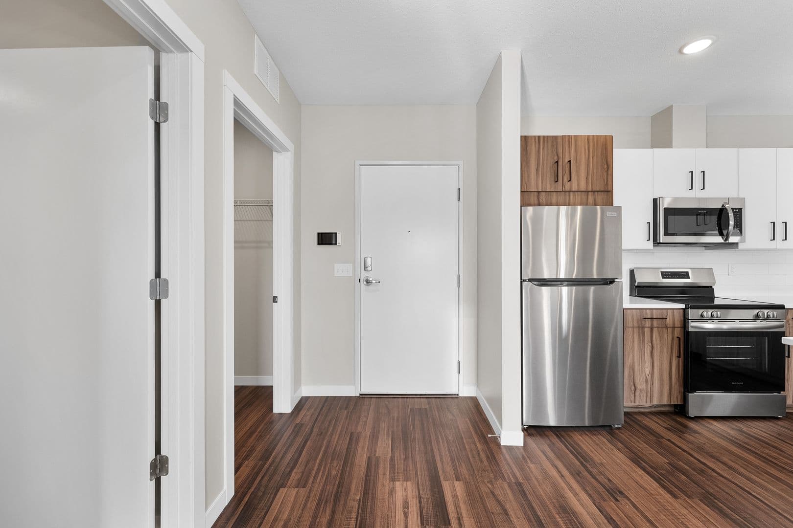 Eau Claire Apartment: 2016 Oxford Avenue