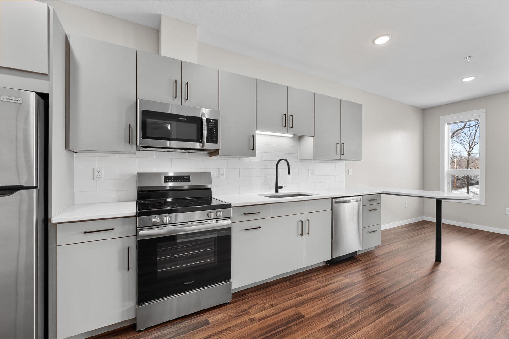 Eau Claire Apartment: 2016 Oxford Avenue