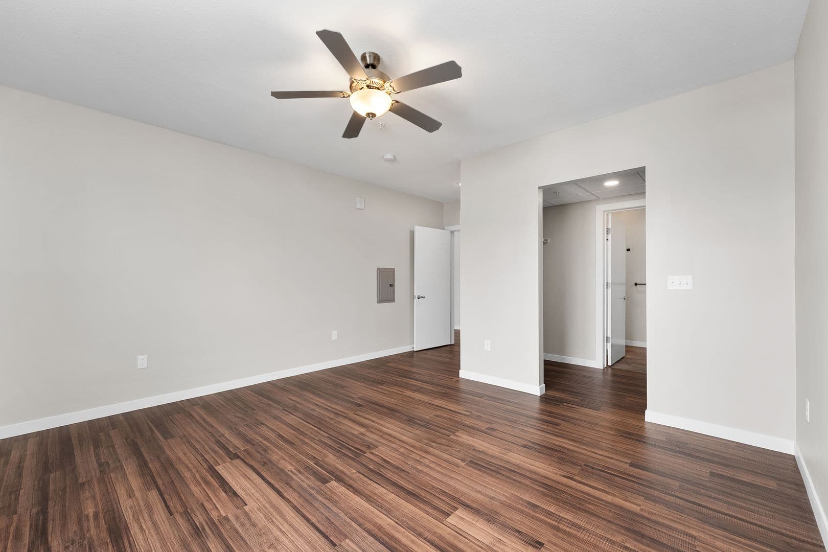 Eau Claire Apartment: 1920 Oxford Avenue
