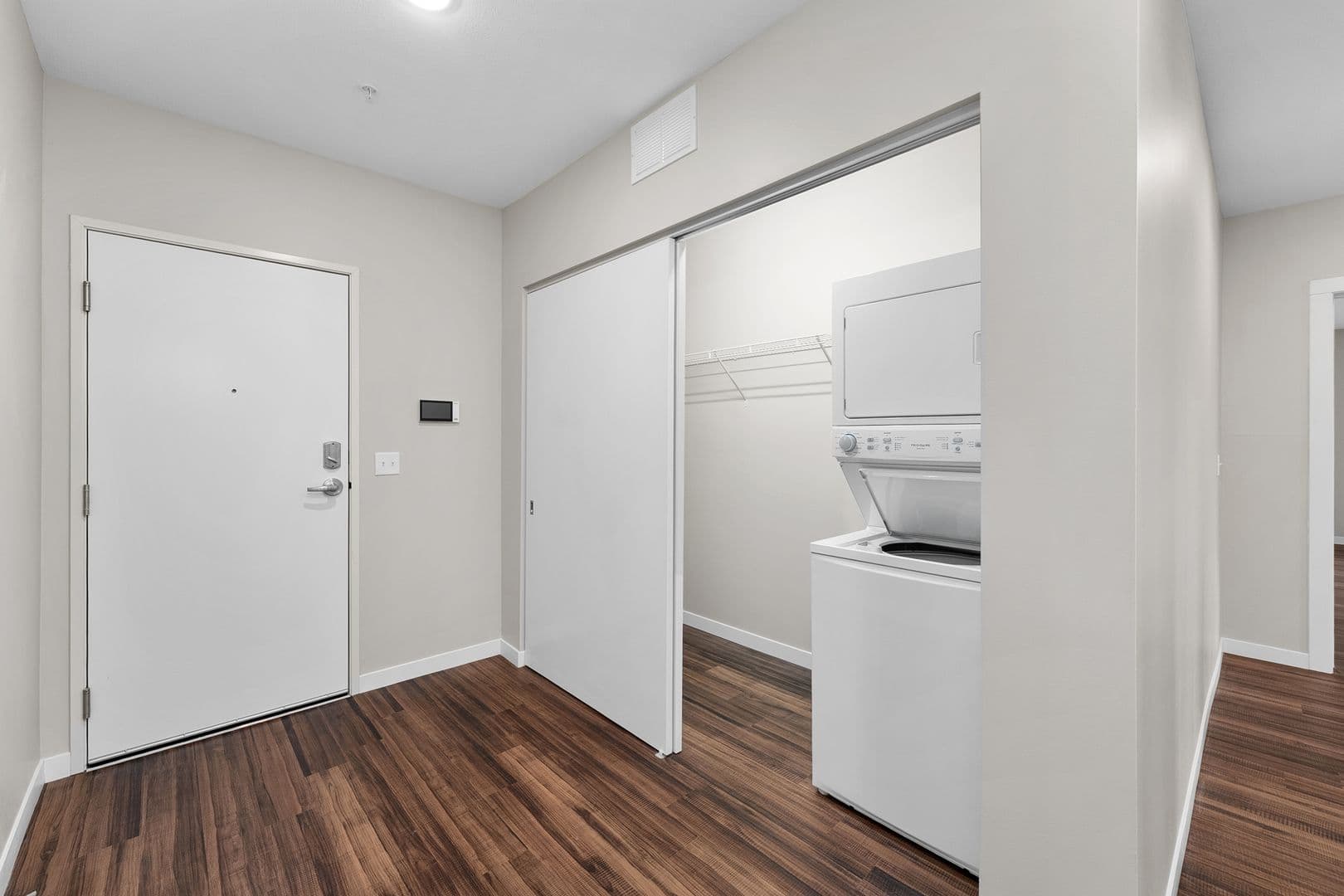 Eau Claire Apartment: 1920 Oxford Avenue