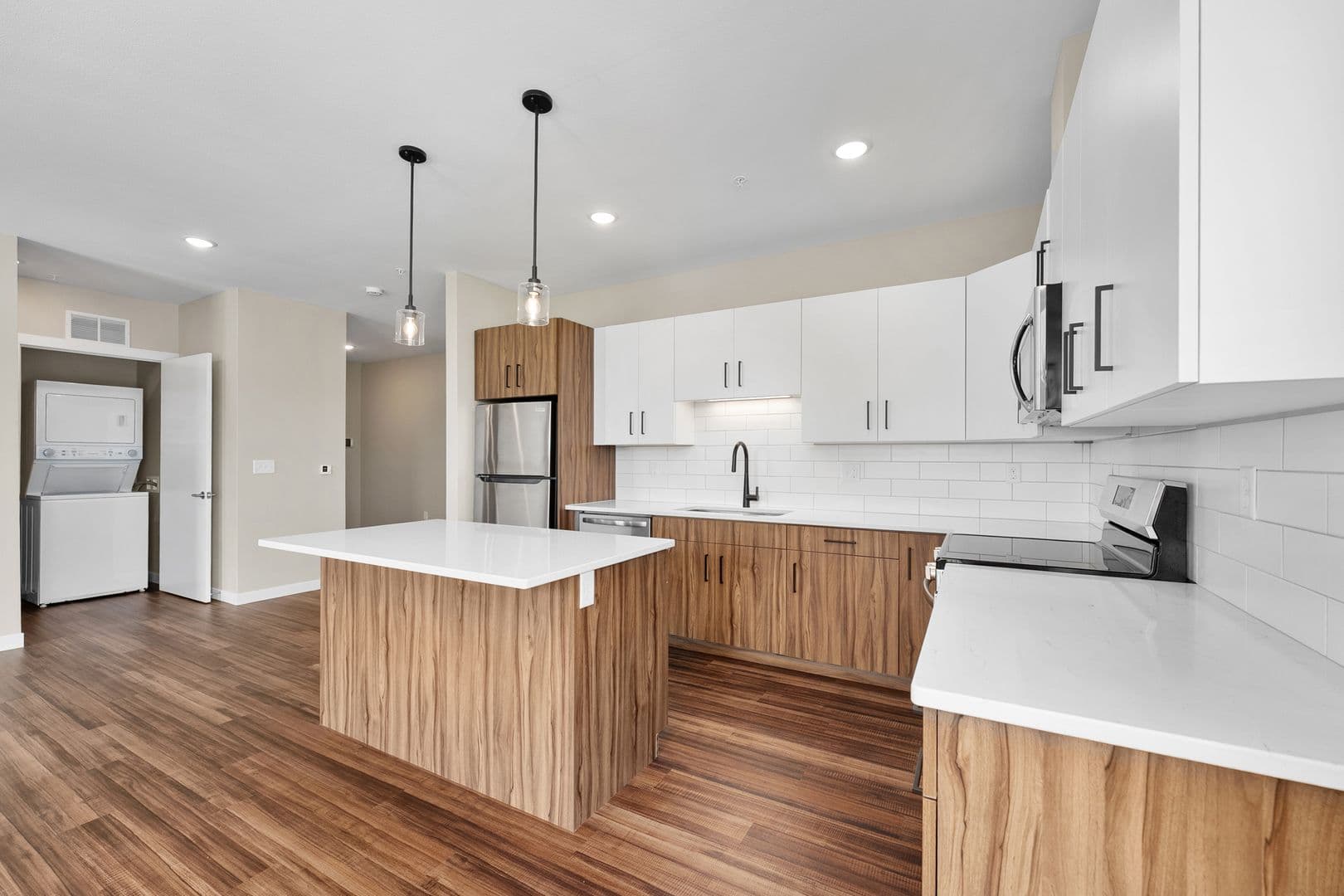 Eau Claire Apartment: 2016 Oxford Avenue