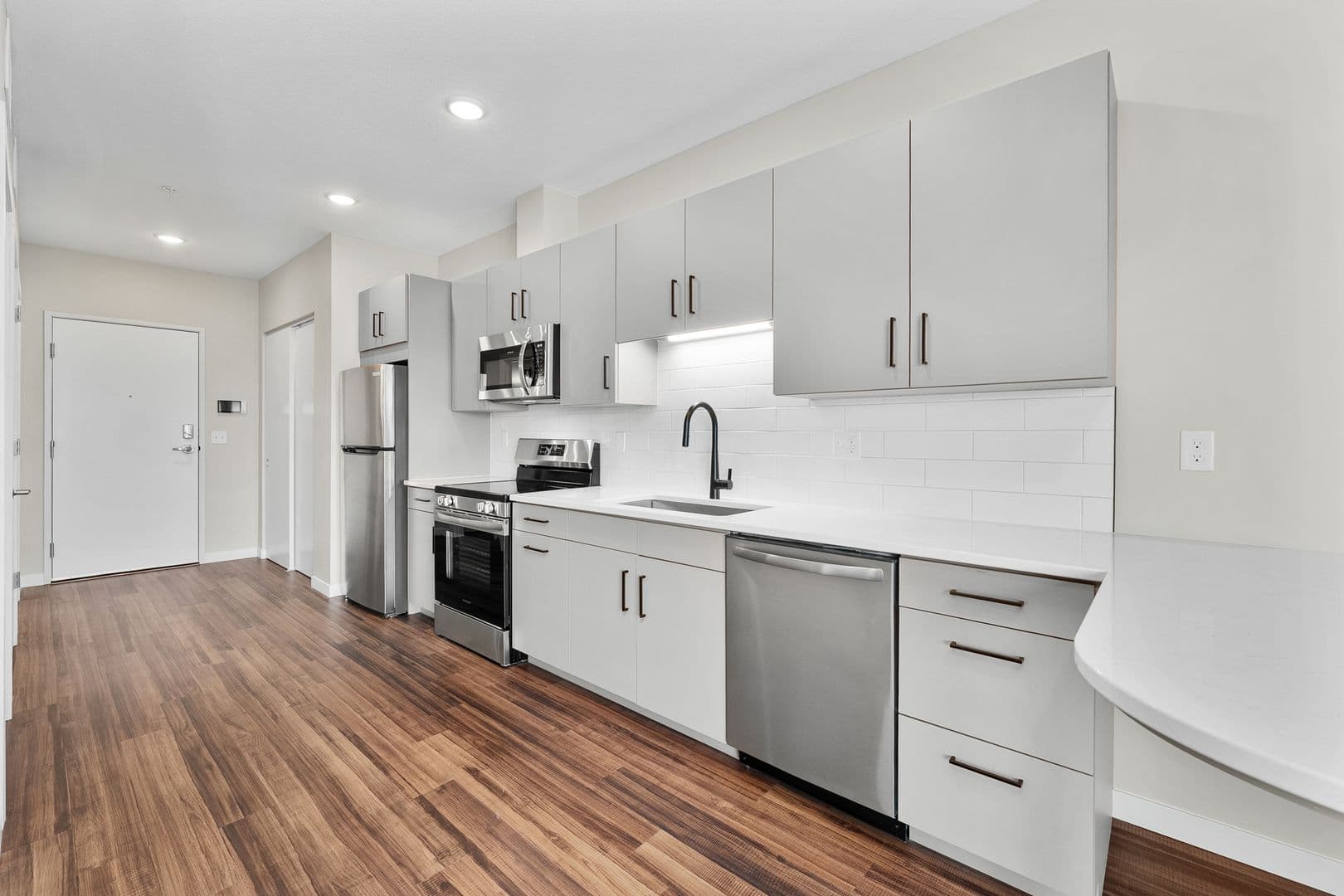 Eau Claire Apartment: 2016 Oxford Avenue