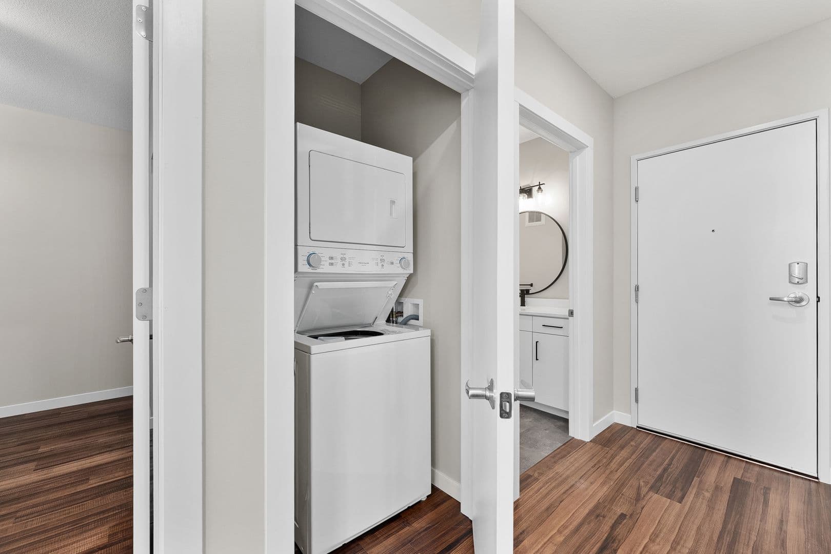 Eau Claire Apartment: 1920 Oxford Avenue