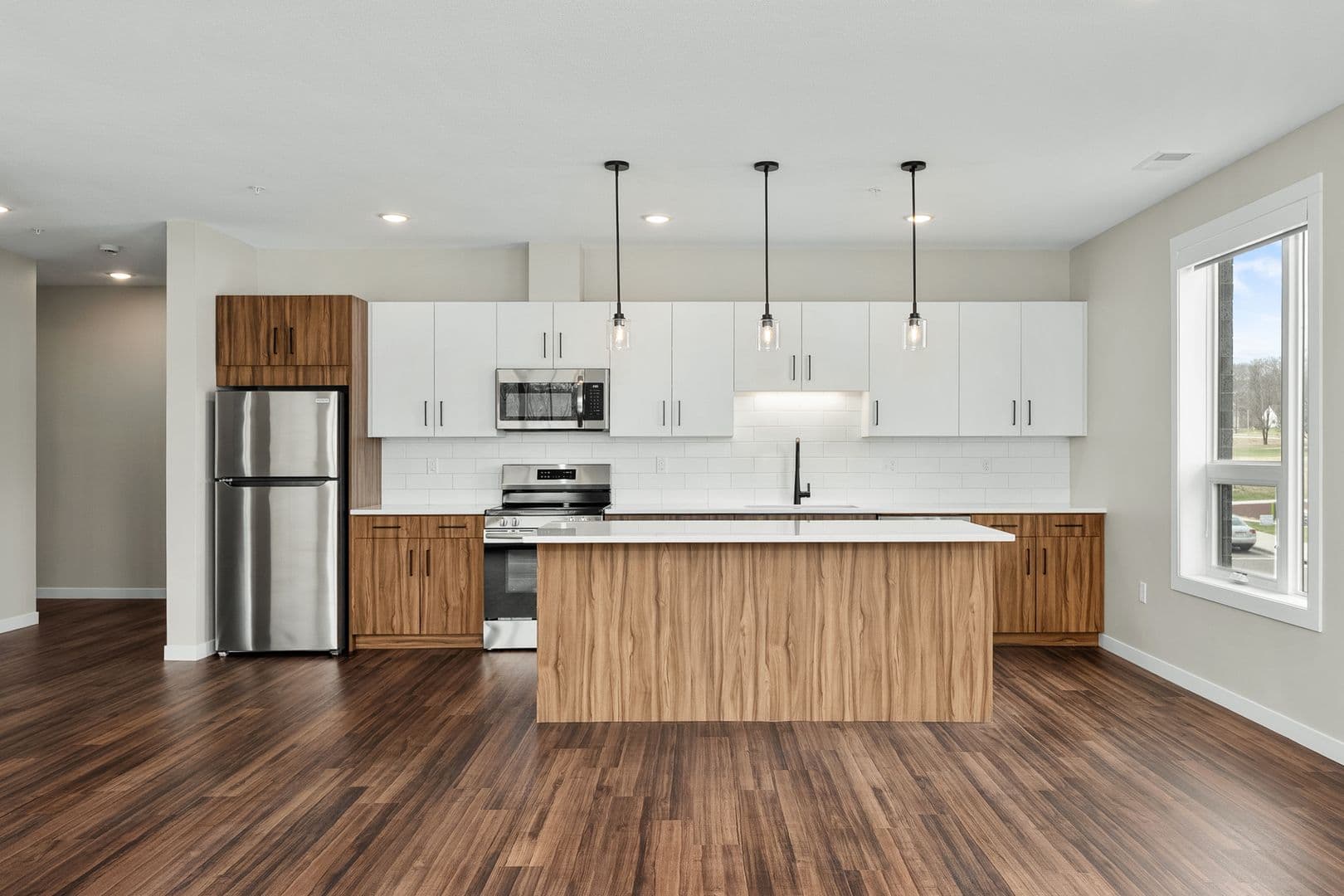 Eau Claire Apartment: 1920 Oxford Avenue