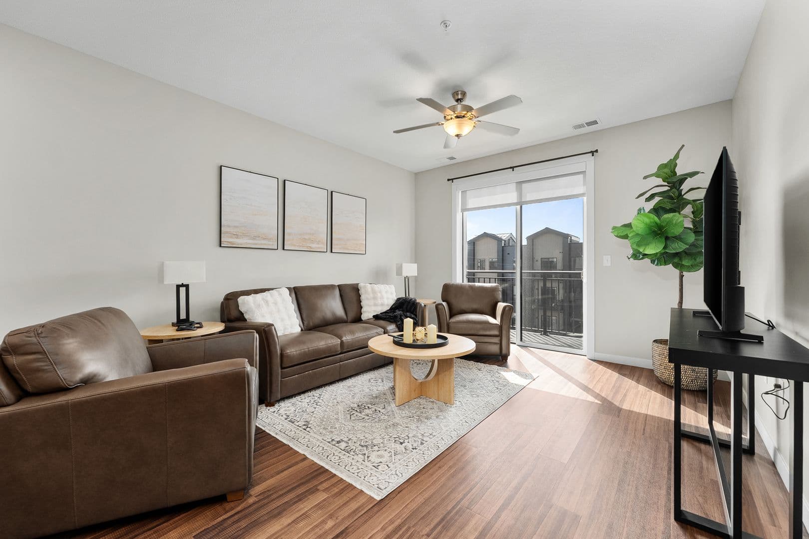 Eau Claire Apartment: 2016 Oxford Avenue