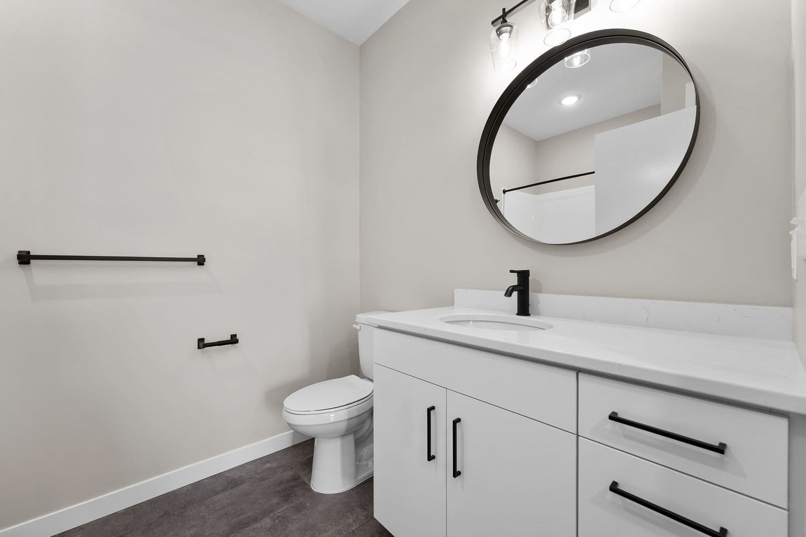 Eau Claire Apartment: 1920 Oxford Avenue