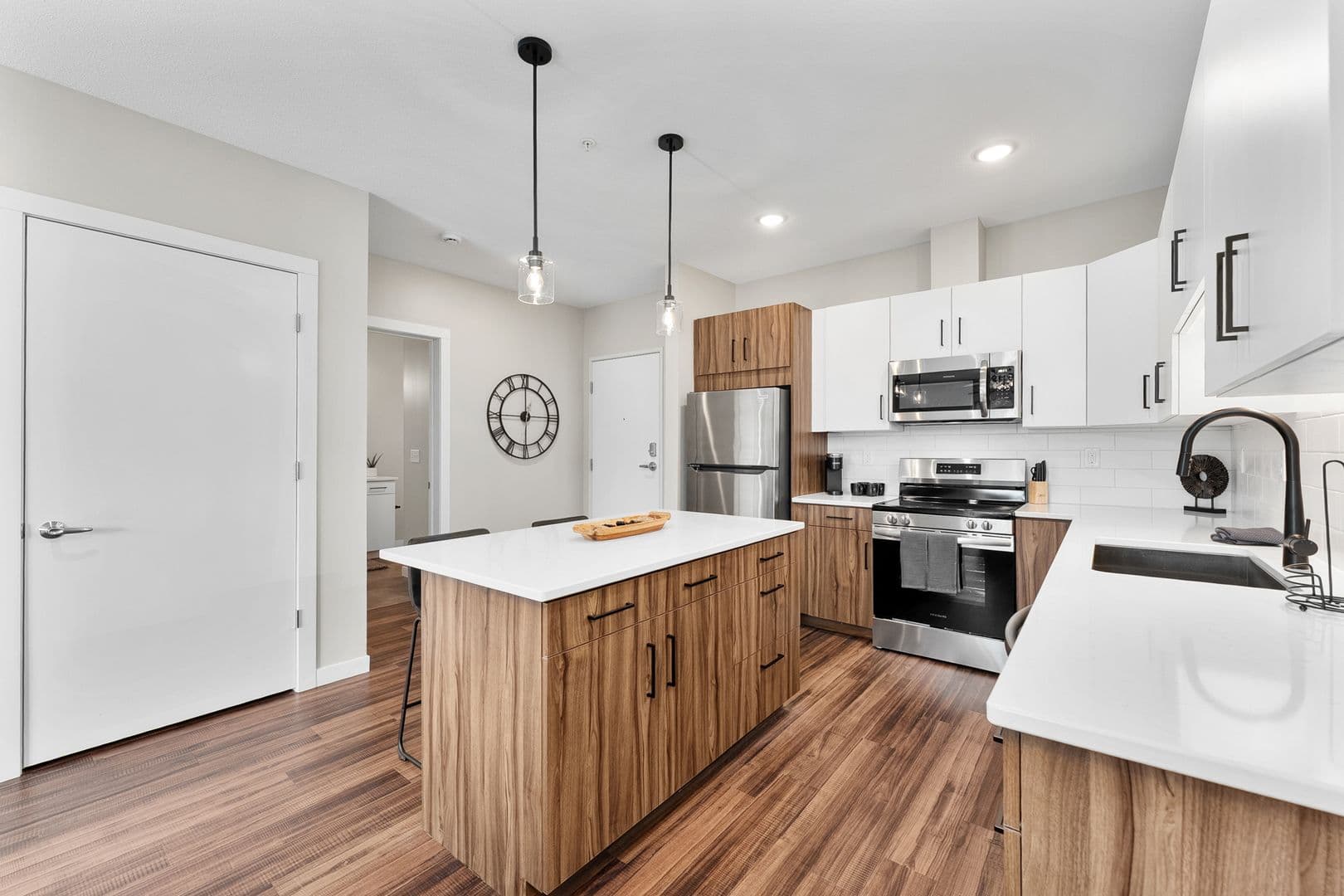 Eau Claire Apartment: 2016 Oxford Avenue