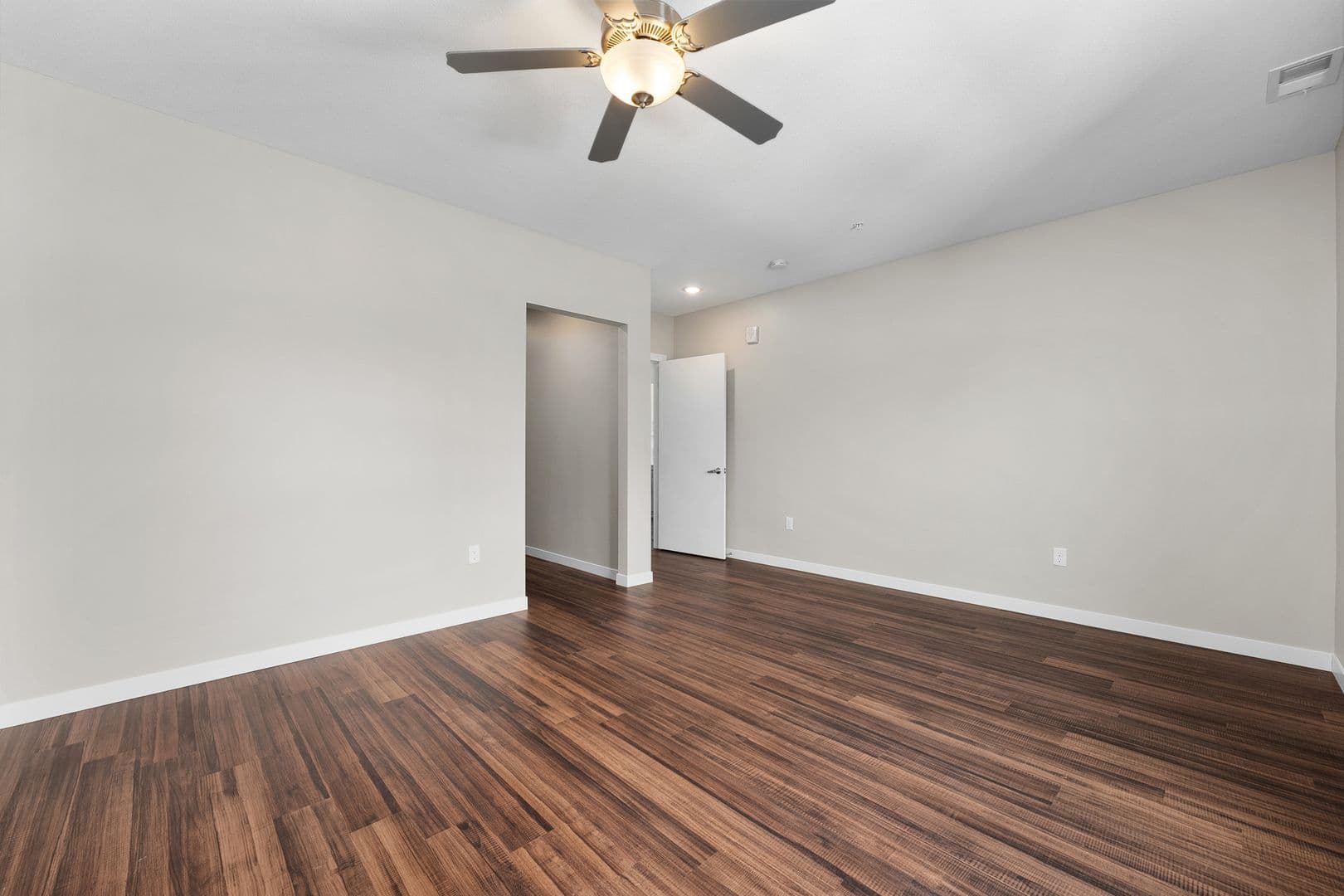 Eau Claire Apartment: 1920 Oxford Avenue