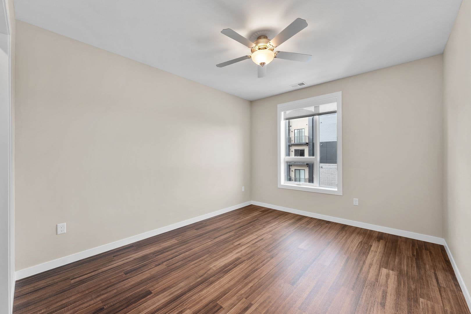 Eau Claire Apartment: 2016 Oxford Avenue