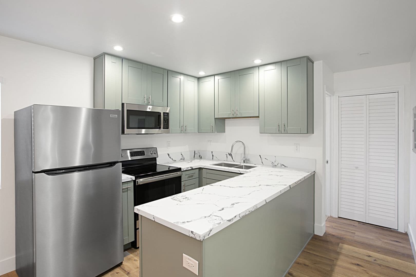 Imperial Beach Apartment: 584 12 TH STREET