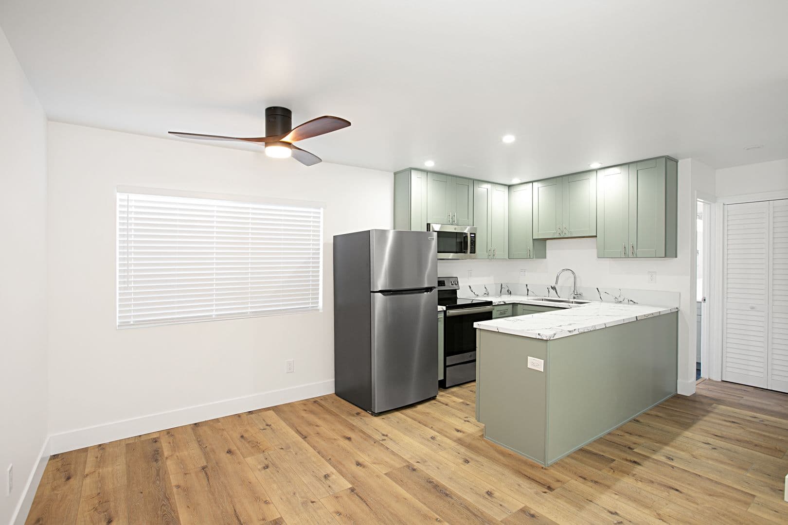 Imperial Beach Apartment: 584 12 TH STREET
