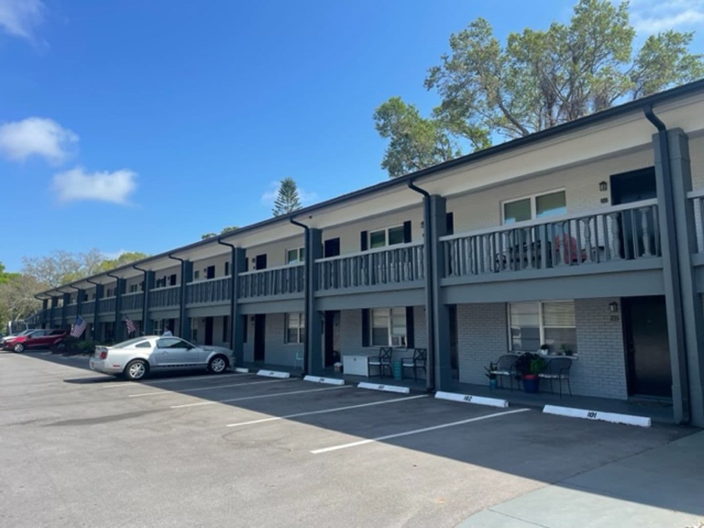 Belleair Bluffs Apartment: 675 Indian Rocks Rd N