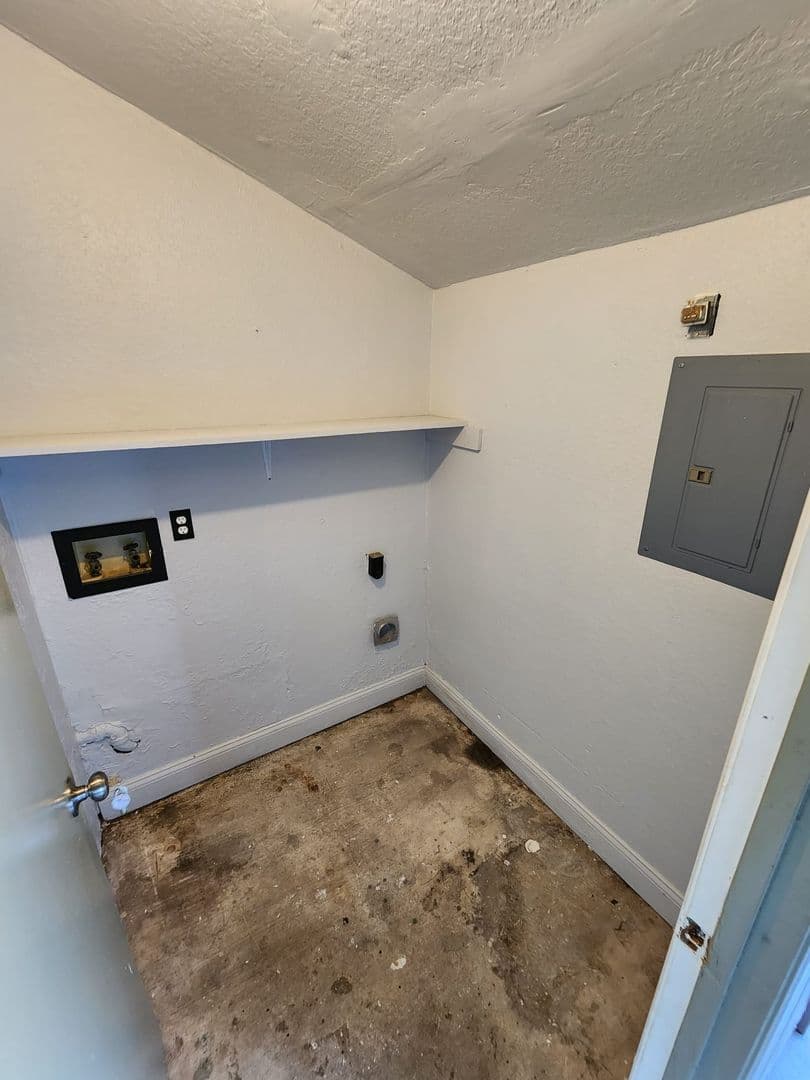 Seminole Apartment: 9402-9563 Lynn Ln
