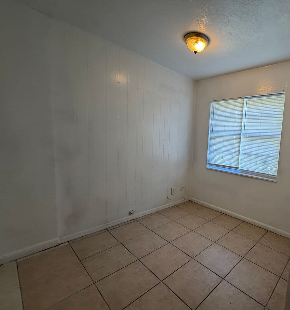 Tampa Apartment: 1402 College Park Ct