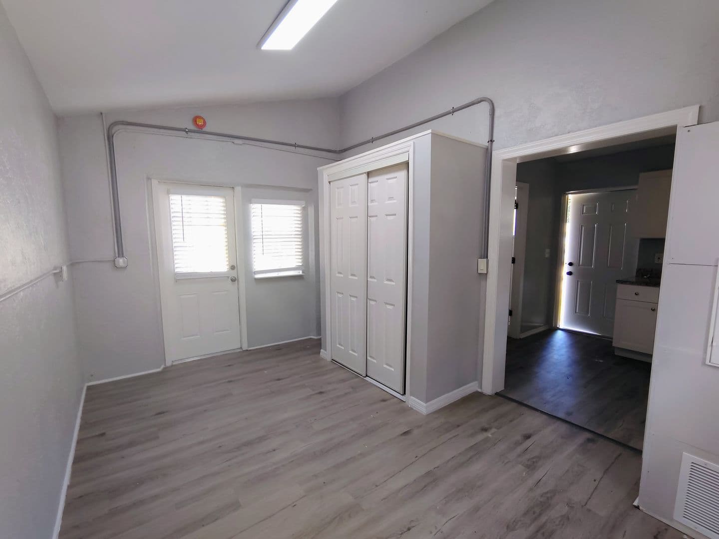 Seminole Apartment: 9402-9563 Lynn Ln