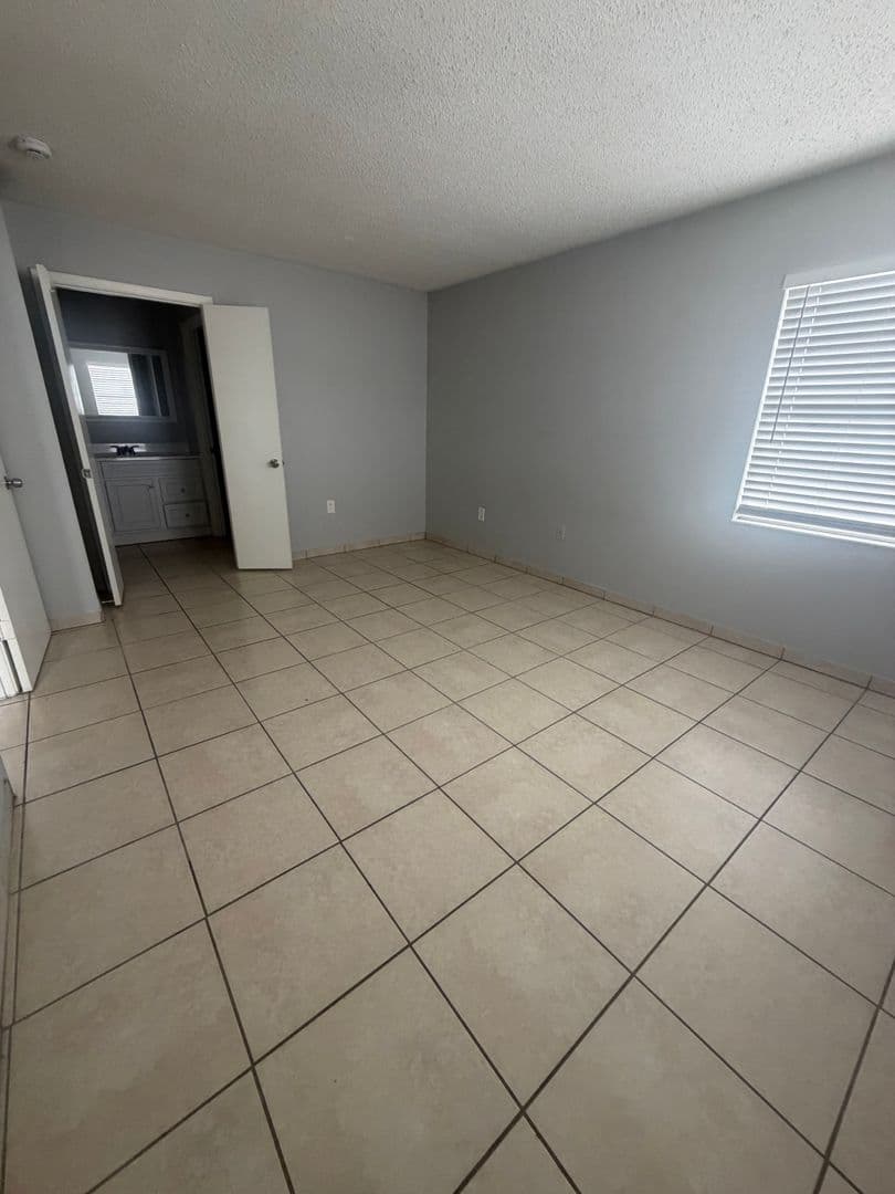 Bradenton Apartment: 4505 67th St W