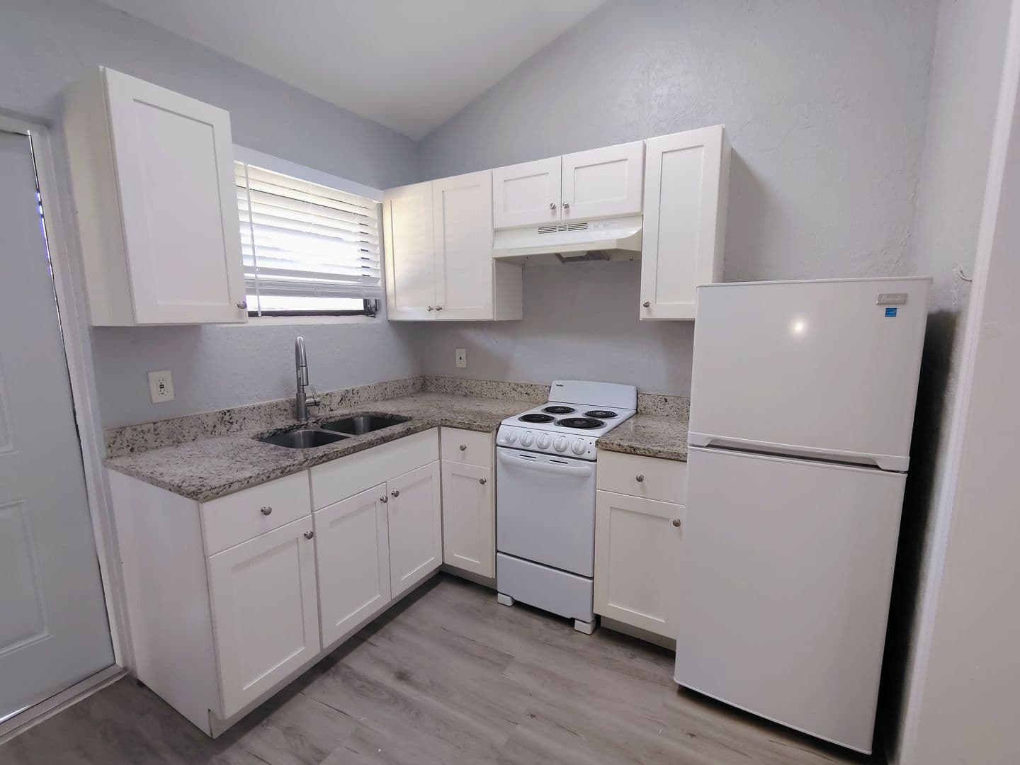 Seminole Apartment: 9402-9563 Lynn Ln