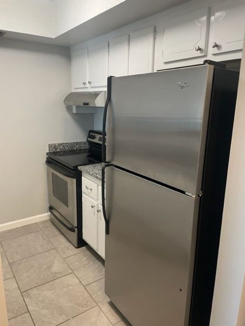 Belleair Bluffs Apartment: 675 Indian Rocks Rd N