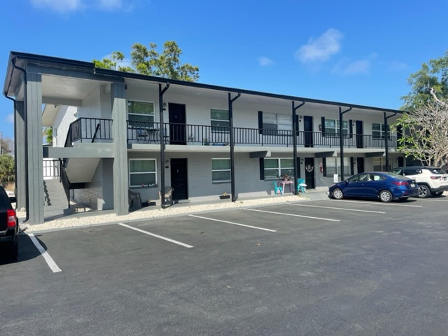 Belleair Bluffs Apartment: 675 Indian Rocks Rd N