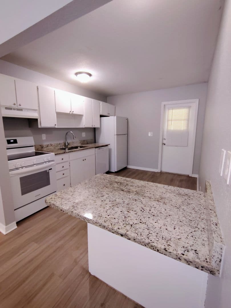 Seminole Apartment: 9402-9563 Lynn Ln