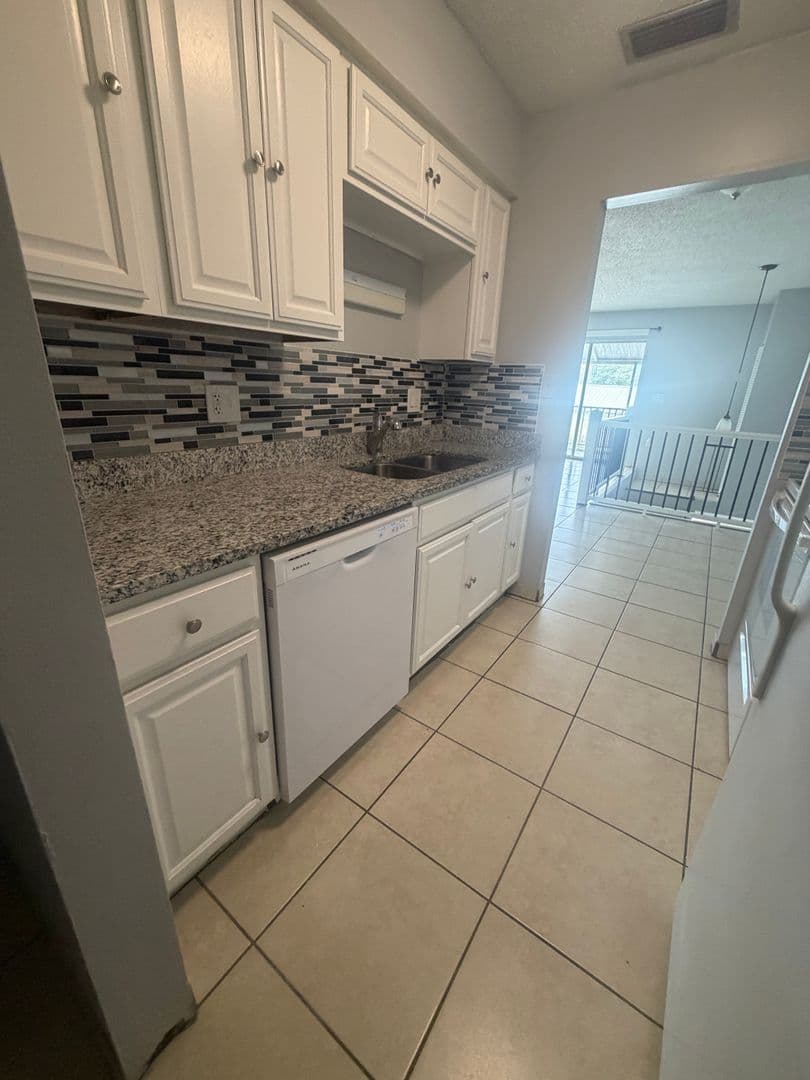 Bradenton Apartment: 4505 67th St W
