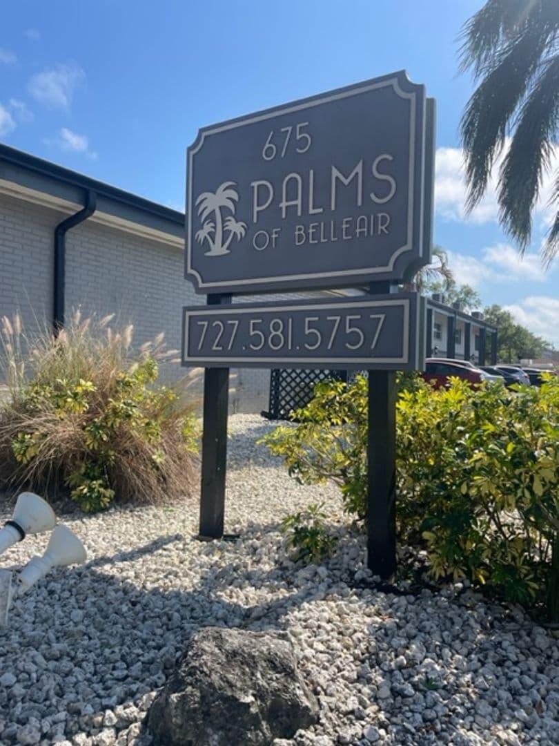 Belleair Bluffs Apartment: 675 Indian Rocks Rd N