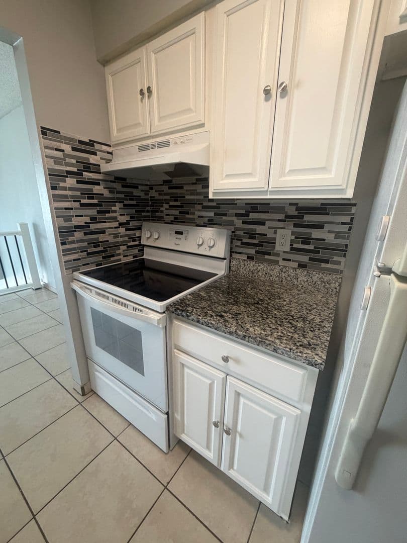 Bradenton Apartment: 4505 67th St W