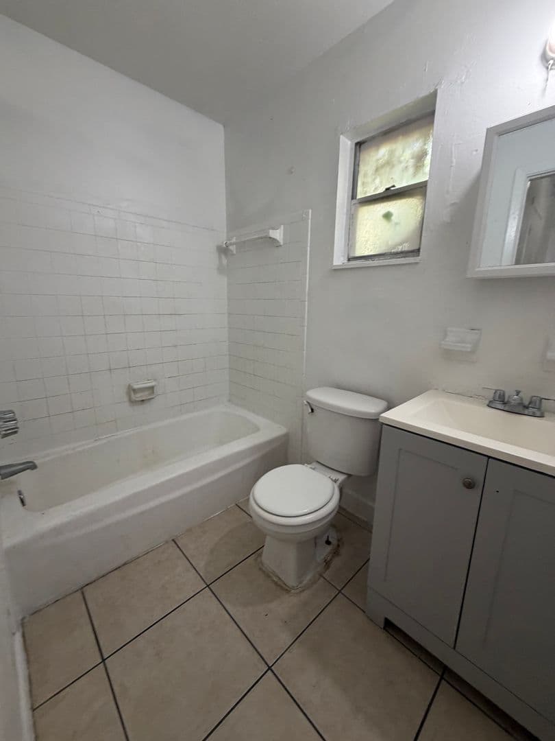 Tampa Apartment: 1402 College Park Ct