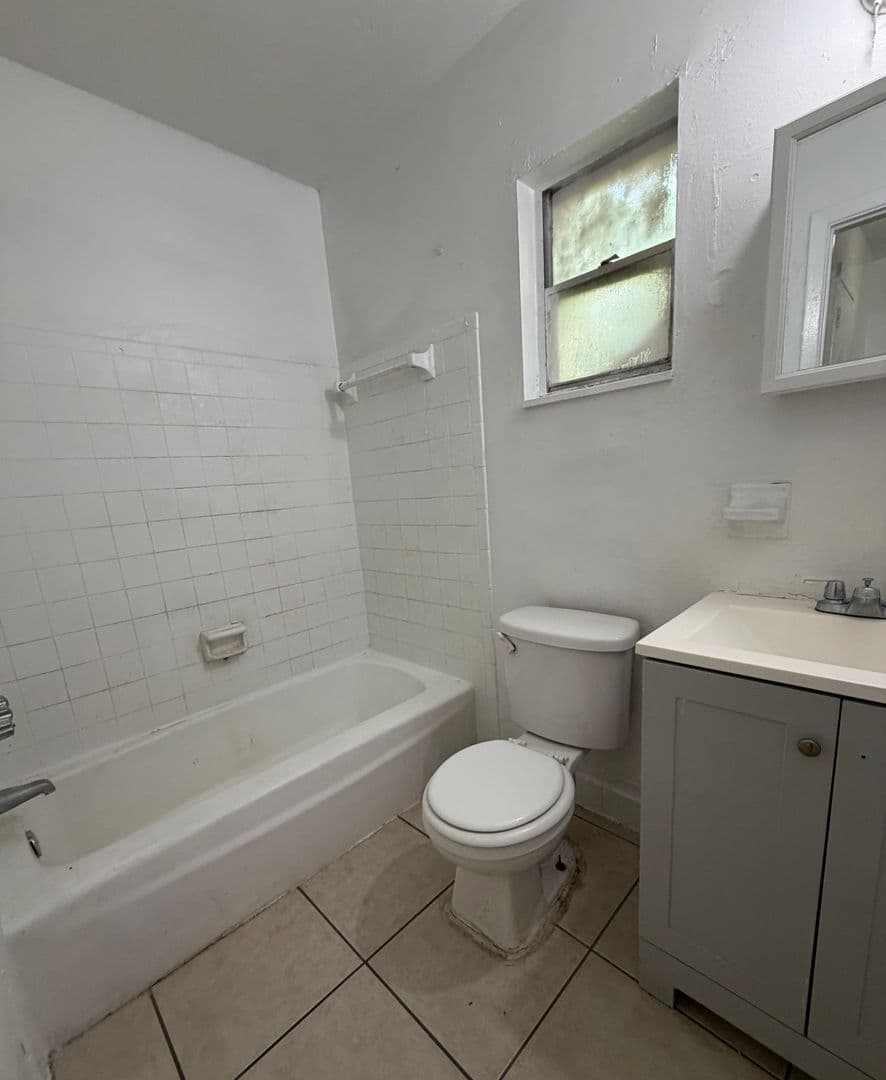 Tampa Apartment: 1402 College Park Ct