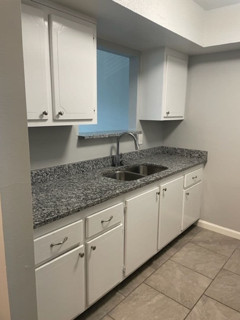 Belleair Bluffs Apartment: 675 Indian Rocks Rd N