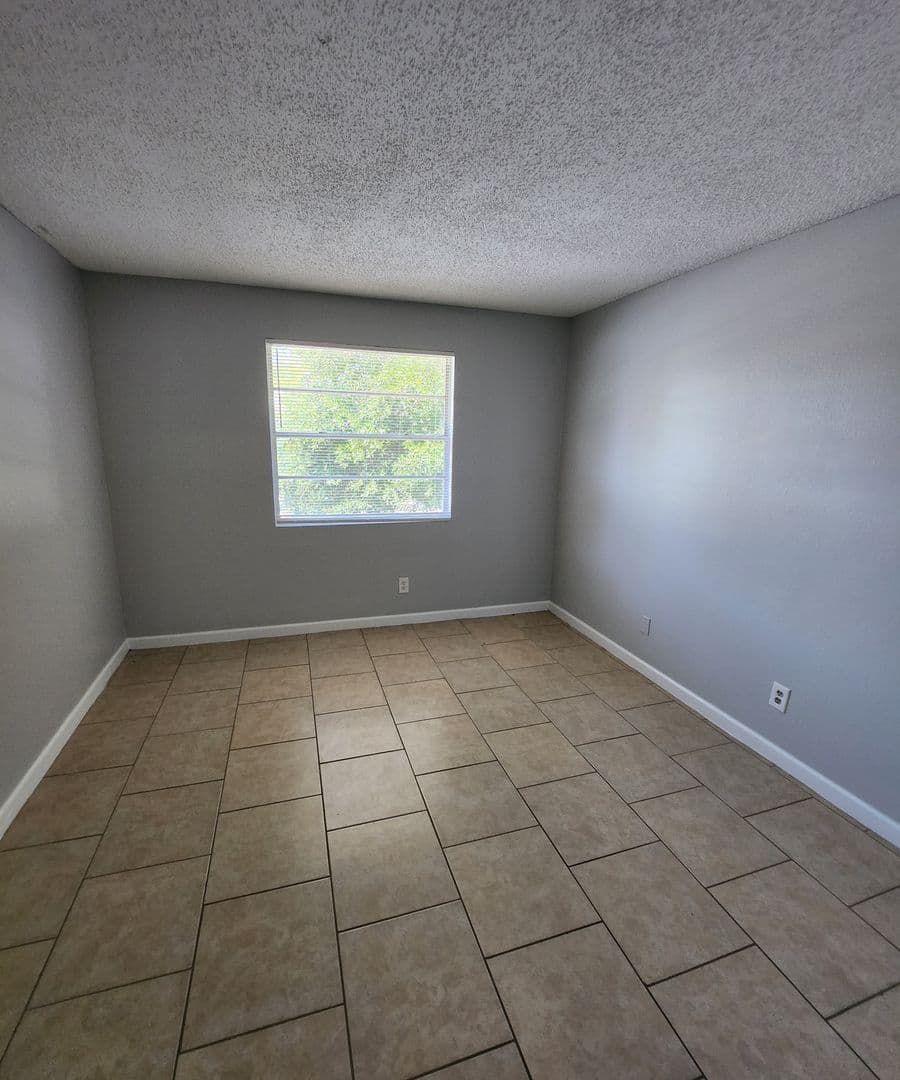 Brandon Apartment: 636 Golden Raintree Pl