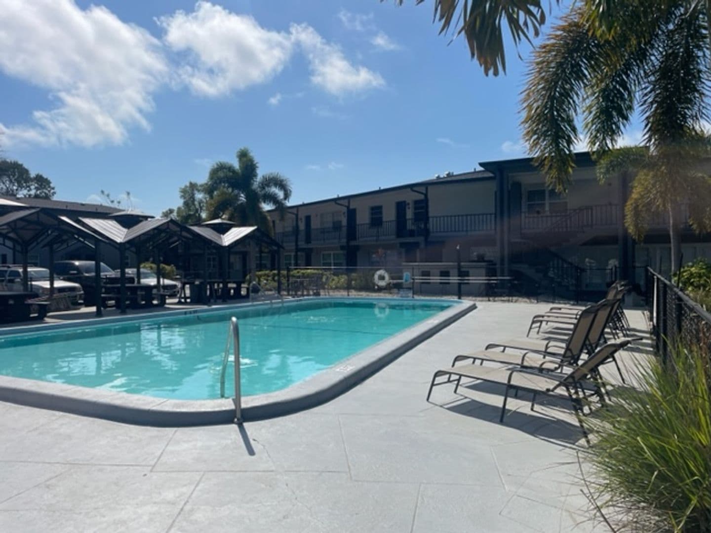 Belleair Bluffs Apartment: 675 Indian Rocks Rd N