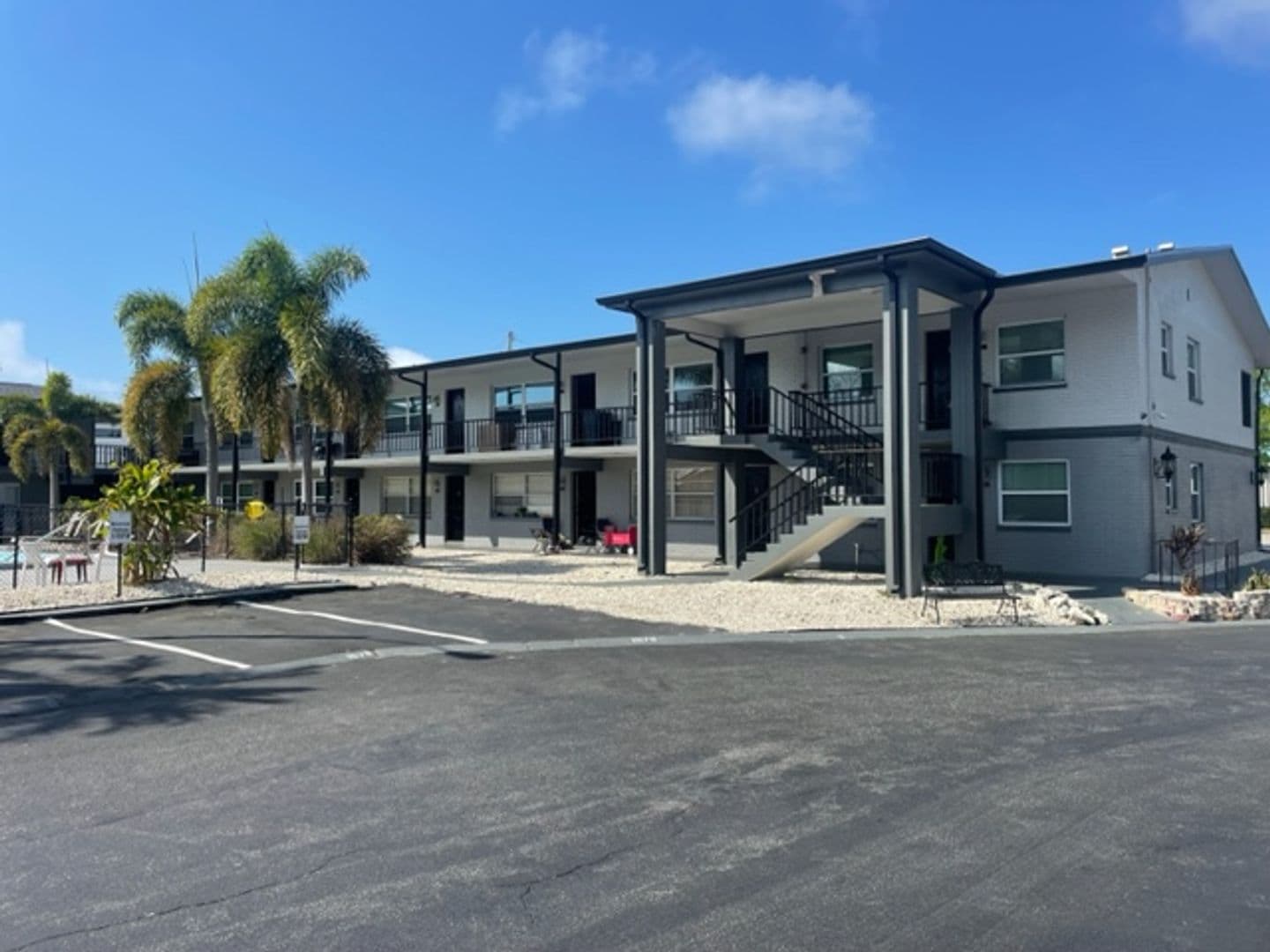Belleair Bluffs Apartment: 675 Indian Rocks Rd N