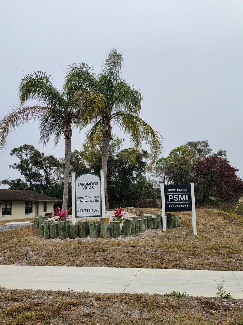 Seminole Apartment: 9402-9563 Lynn Ln