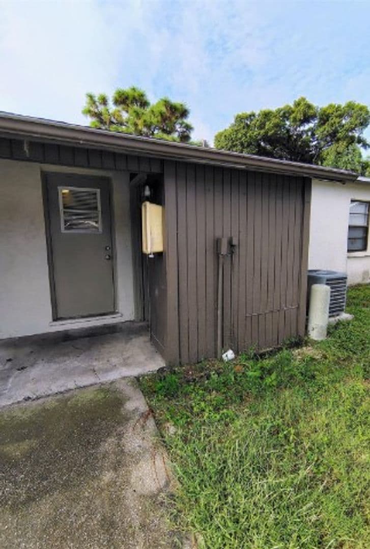 Seminole Apartment: 9402-9563 Lynn Ln