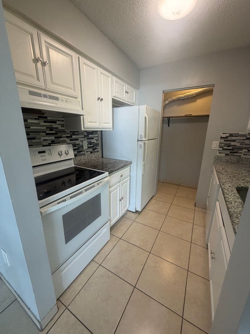 Bradenton Apartment: 4505 67th St W