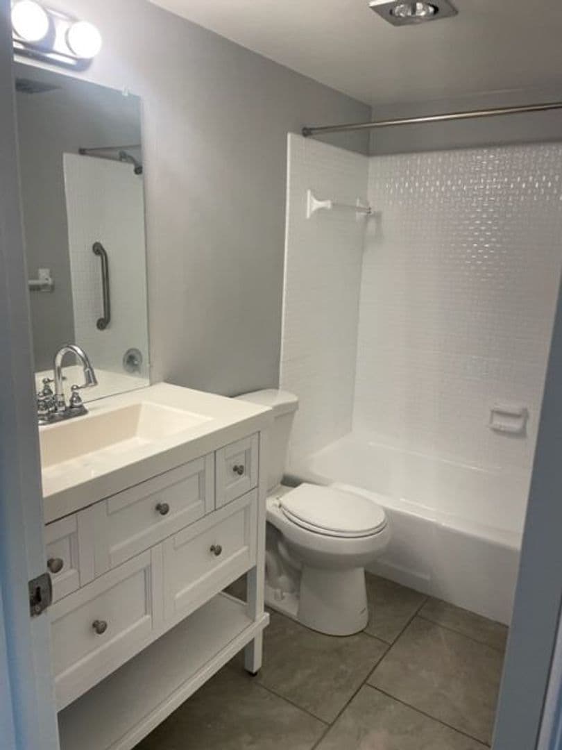 Belleair Bluffs Apartment: 675 Indian Rocks Rd N