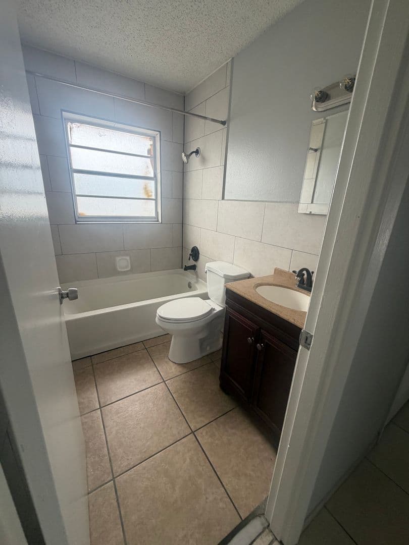 Bradenton Apartment: 4505 67th St W