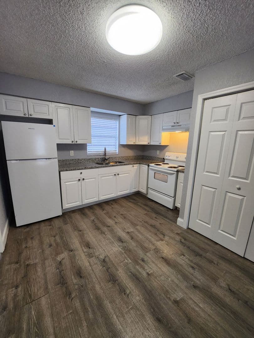 Tampa Apartment: 5702 N Lincoln Ave