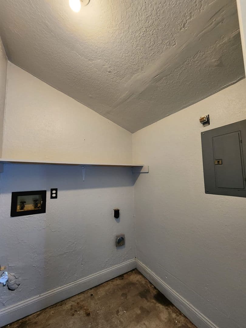 Seminole Apartment: 9402-9563 Lynn Ln