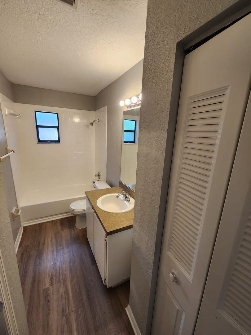 Seminole Apartment: 9402-9563 Lynn Ln