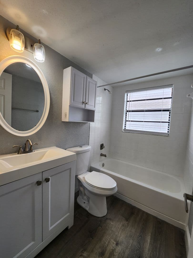 Tampa Apartment: 5702 N Lincoln Ave