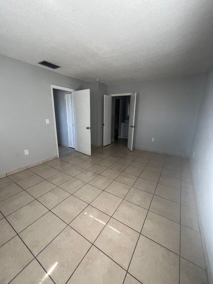 Bradenton Apartment: 4505 67th St W
