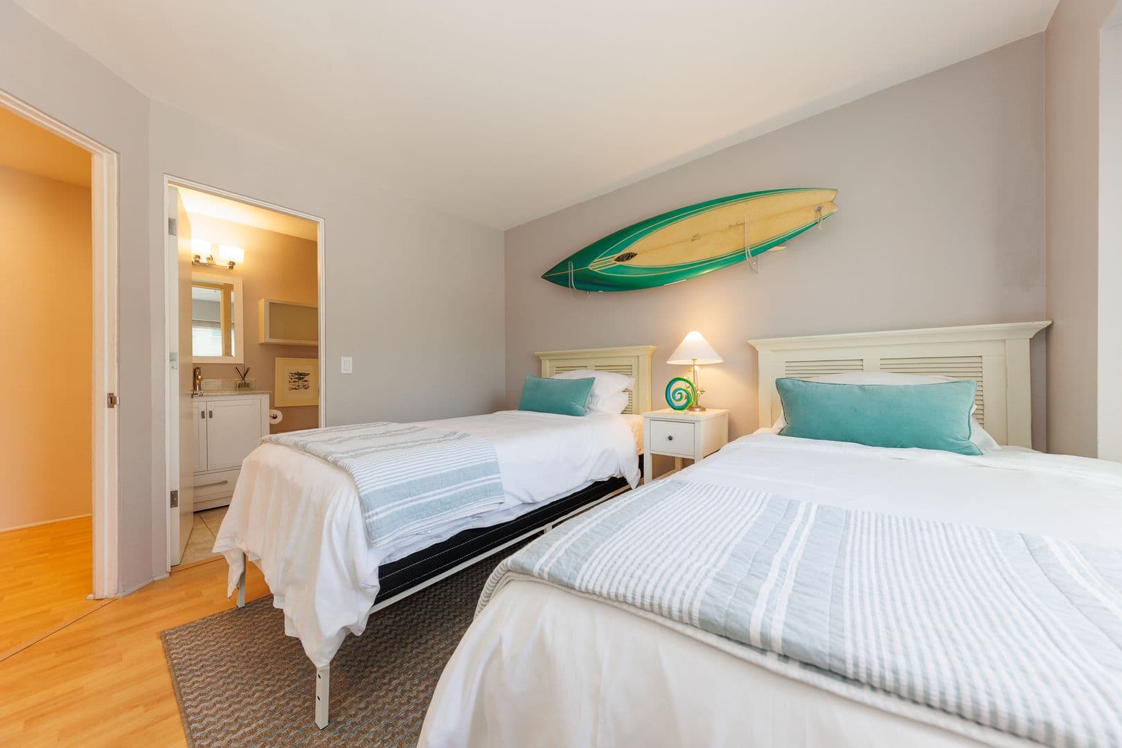 La Jolla Condo: 8132 Camino Del Sol