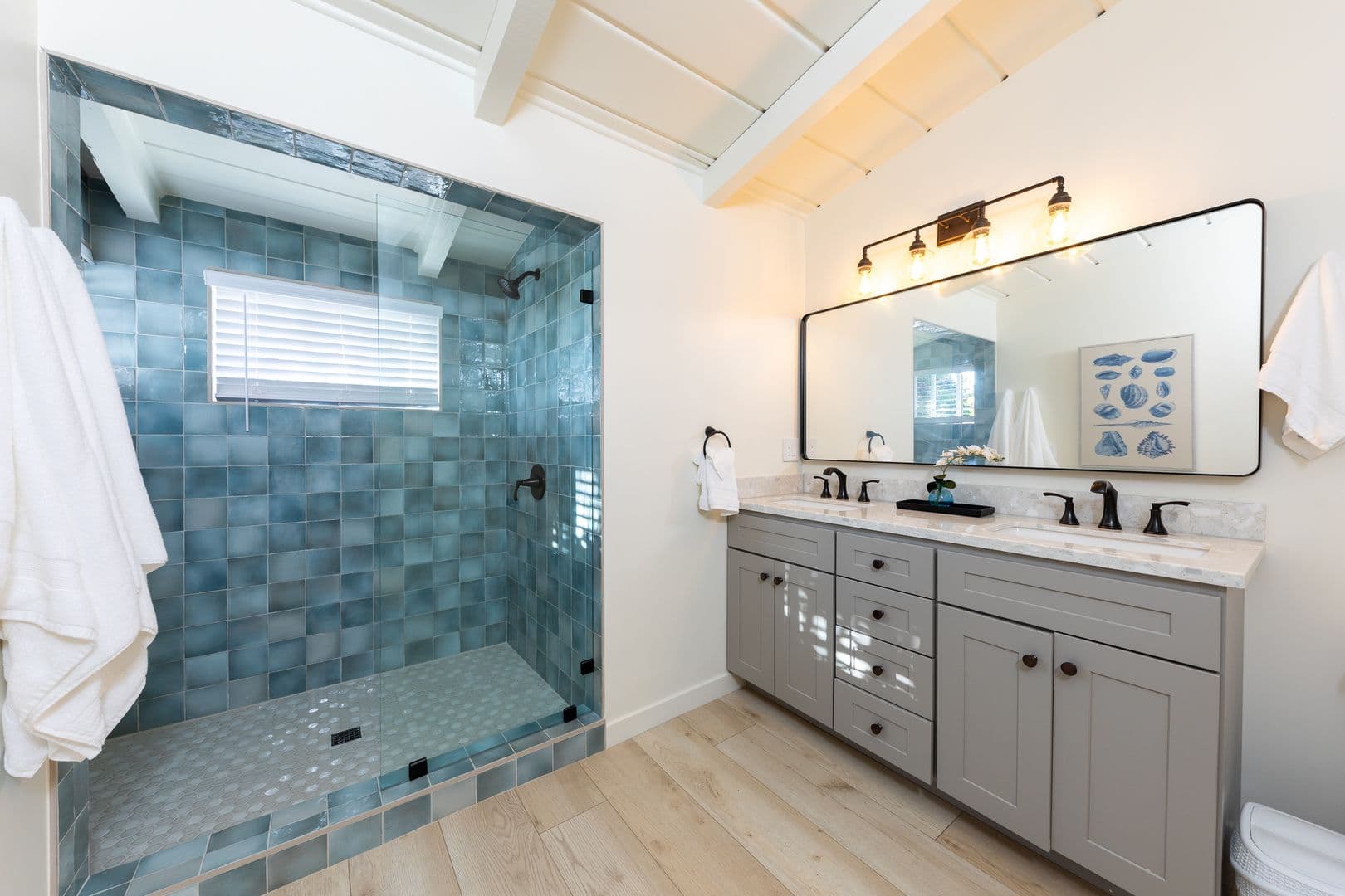 Del Mar Apartment: 110 8th Street
